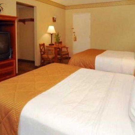 Clarion Hotel Mansion Inn North Highlands Room photo
