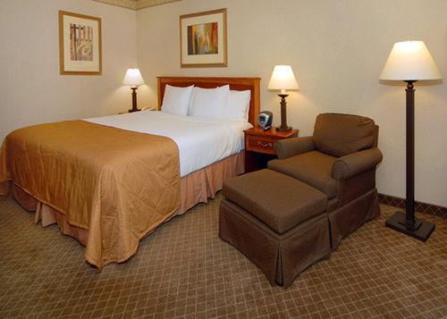 Clarion Hotel Mansion Inn North Highlands Room photo