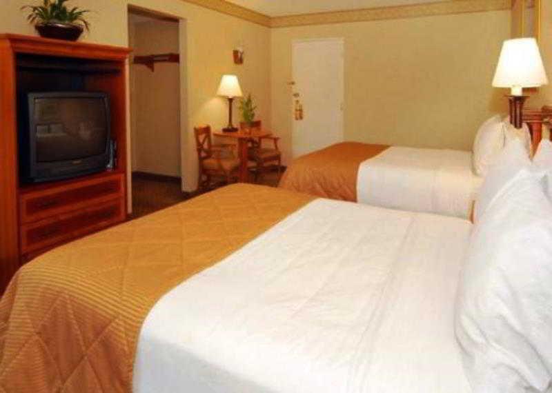 Clarion Hotel Mansion Inn North Highlands Room photo
